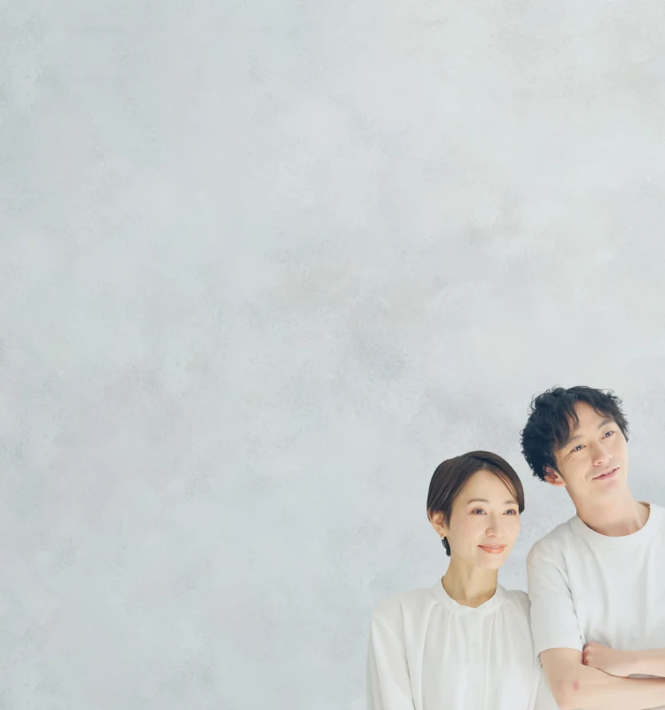 男性と女性が並んで微笑んでいる